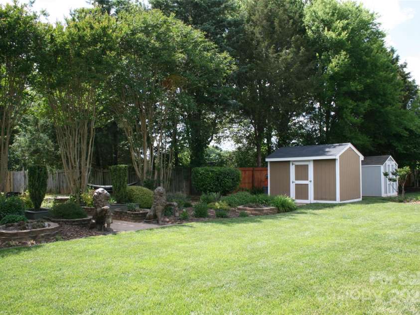 4711 Lenox Hill Place, Charlotte, NC 28269.  MLS# CAR4261268, YatesRealty ID 15448. Rear Yard