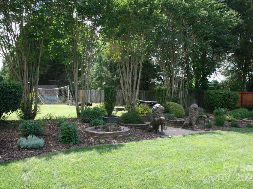 4711 Lenox Hill Place, Charlotte, NC 28269.  MLS# CAR4261268, YatesRealty ID 15448. Rear Yard
