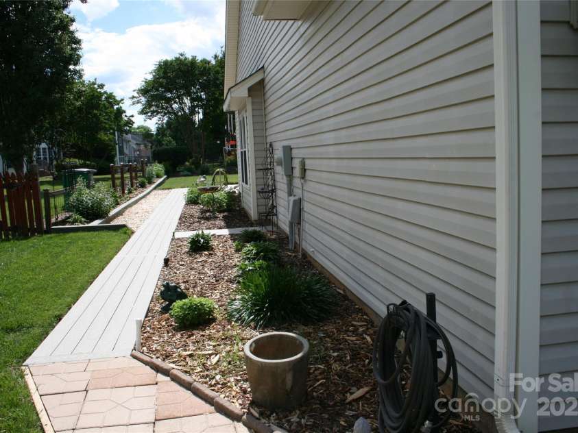 4711 Lenox Hill Place, Charlotte, NC 28269.  MLS# CAR4261268, YatesRealty ID 15448. Walkway to rear yard