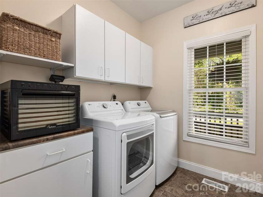 37 Crimson Lane, Hendersonville, NC 28792.  MLS# CAR4372173, YatesRealty ID 15449. 