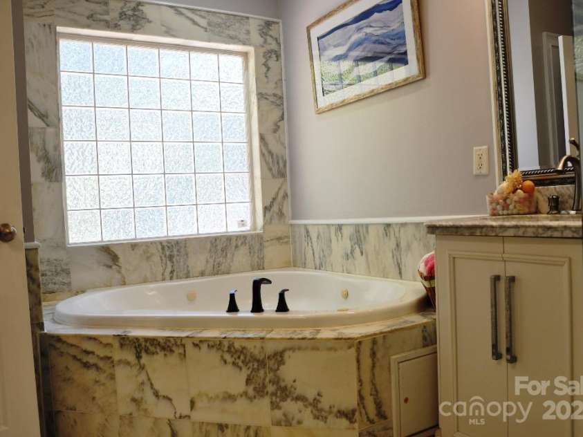 3645 Lake Bluff Drive, Sherrills Ford, NC 28763.  MLS# CAR4277092, YatesRealty ID 1545. PRIMARY BATHROOM TUB