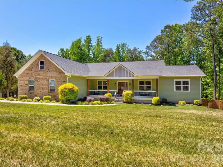 9311 Willowglen Trail, Charlotte, NC 28215.  MLS# CAR4372913, YatesRealty ID 15451. Beautiful ranch with full basement!