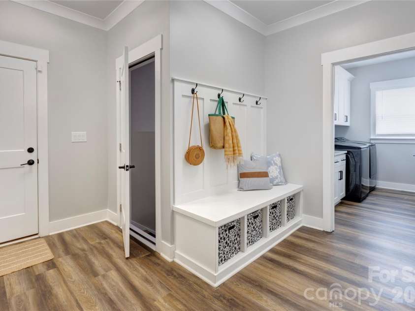 9311 Willowglen Trail, Charlotte, NC 28215.  MLS# CAR4372913, YatesRealty ID 15451. Expansive hallway