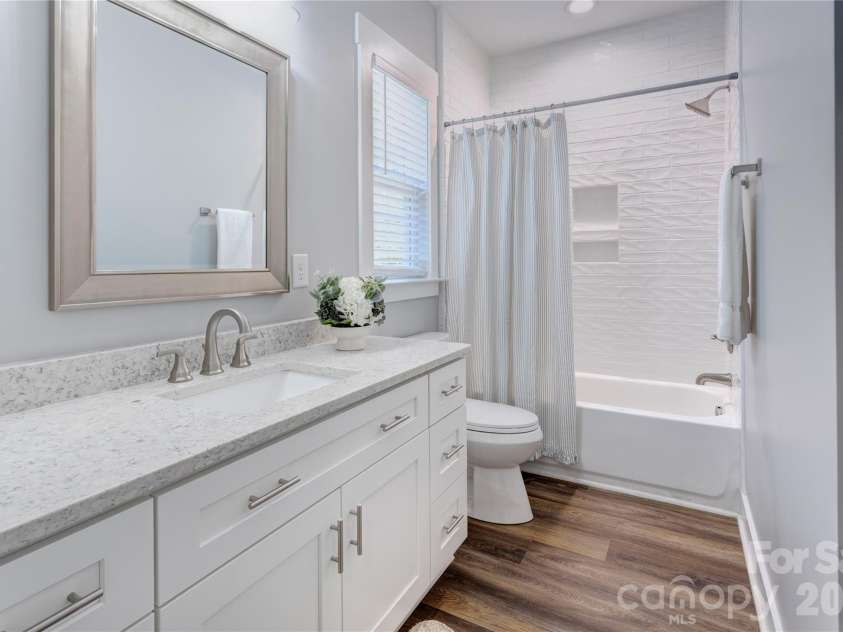 9311 Willowglen Trail, Charlotte, NC 28215.  MLS# CAR4372913, YatesRealty ID 15451. Full bathroom