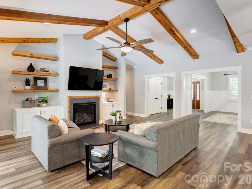 9311 Willowglen Trail, Charlotte, NC 28215.  MLS# CAR4372913, YatesRealty ID 15451. Gas fireplace