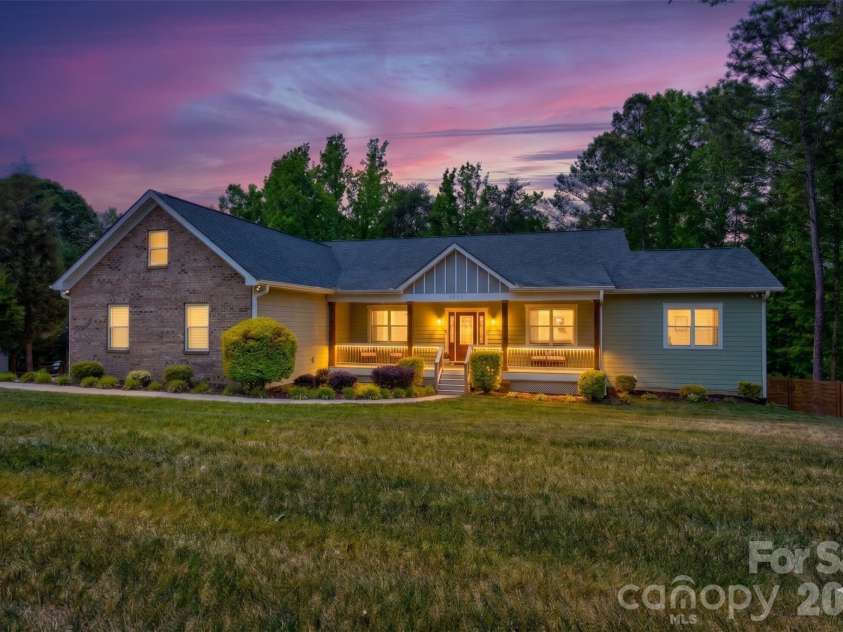 9311 Willowglen Trail, Charlotte, NC 28215.  MLS# CAR4372913, YatesRealty ID 15451. Peaceful location