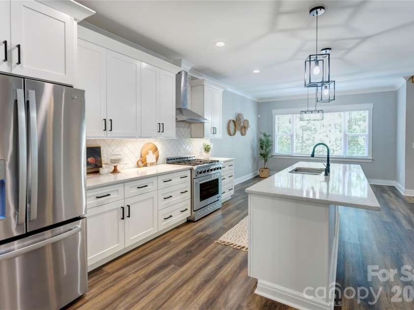 9311 Willowglen Trail, Charlotte, NC 28215.  MLS# CAR4372913, YatesRealty ID 15451. Plentiful cabinets and storage