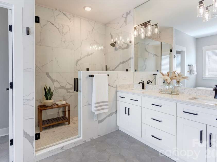 9311 Willowglen Trail, Charlotte, NC 28215.  MLS# CAR4372913, YatesRealty ID 15451. Primary Bath