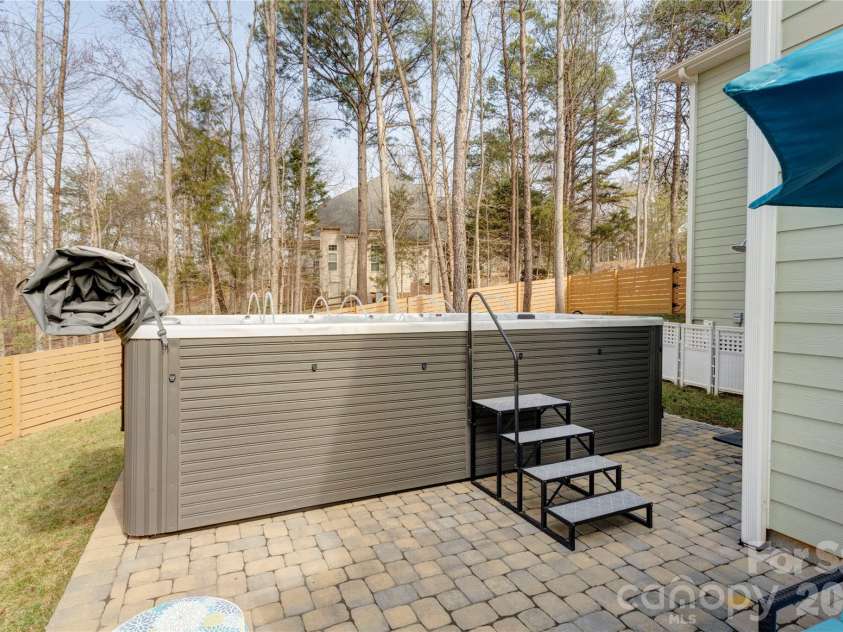 9311 Willowglen Trail, Charlotte, NC 28215.  MLS# CAR4372913, YatesRealty ID 15451. Swim/spa pool on paver patio