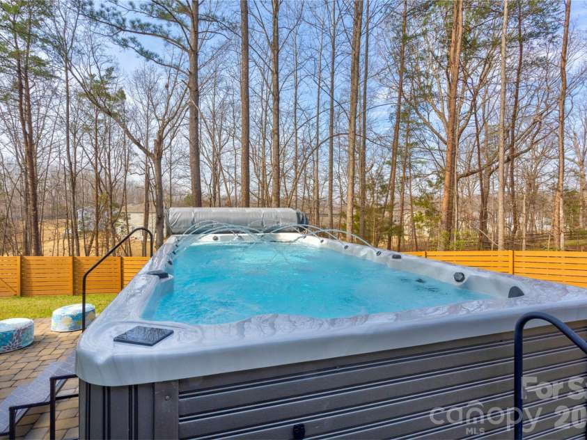 9311 Willowglen Trail, Charlotte, NC 28215.  MLS# CAR4372913, YatesRealty ID 15451. Swim/spa with dancing water
