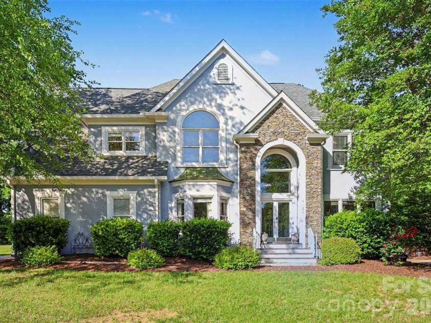 6123 Glen Manor Drive, Charlotte, NC 28269.  MLS# CAR4368143, YatesRealty ID 15452. 