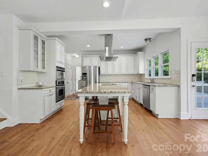 6123 Glen Manor Drive, Charlotte, NC 28269.  MLS# CAR4368143, YatesRealty ID 15452. 
