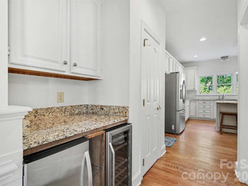 6123 Glen Manor Drive, Charlotte, NC 28269.  MLS# CAR4368143, YatesRealty ID 15452. 