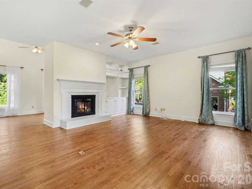 6123 Glen Manor Drive, Charlotte, NC 28269.  MLS# CAR4368143, YatesRealty ID 15452. 