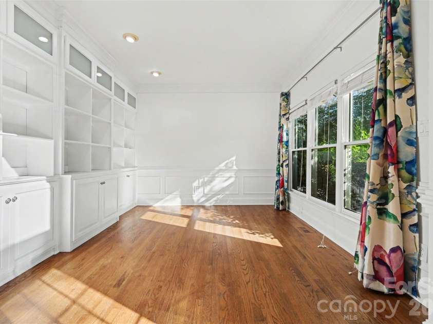 6123 Glen Manor Drive, Charlotte, NC 28269.  MLS# CAR4368143, YatesRealty ID 15452. 