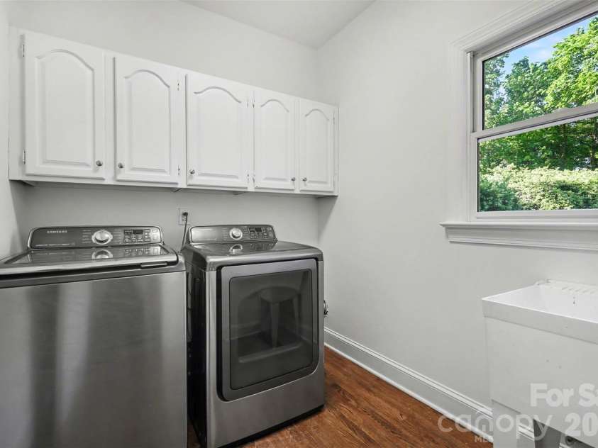6123 Glen Manor Drive, Charlotte, NC 28269.  MLS# CAR4368143, YatesRealty ID 15452. 