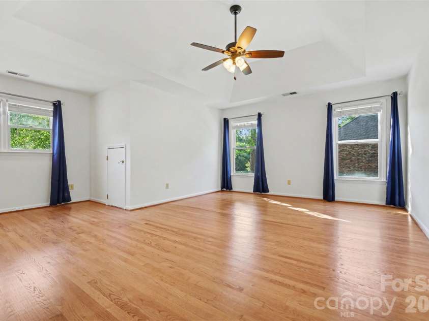 6123 Glen Manor Drive, Charlotte, NC 28269.  MLS# CAR4368143, YatesRealty ID 15452. 