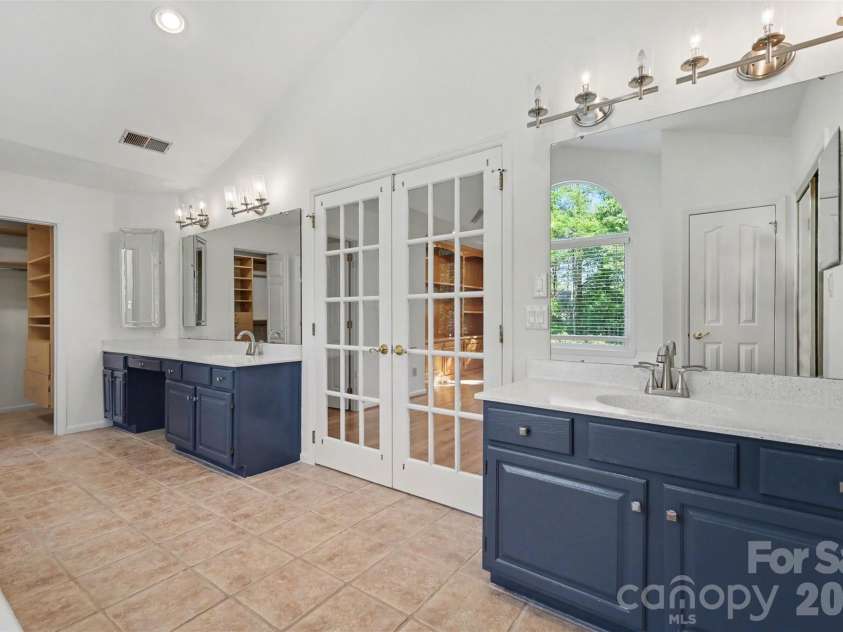 6123 Glen Manor Drive, Charlotte, NC 28269.  MLS# CAR4368143, YatesRealty ID 15452. 