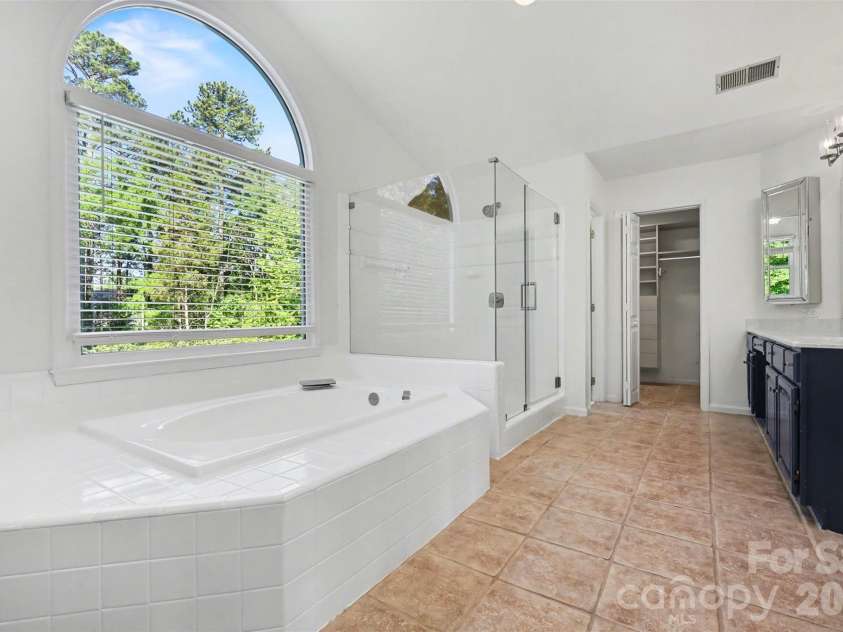 6123 Glen Manor Drive, Charlotte, NC 28269.  MLS# CAR4368143, YatesRealty ID 15452. 