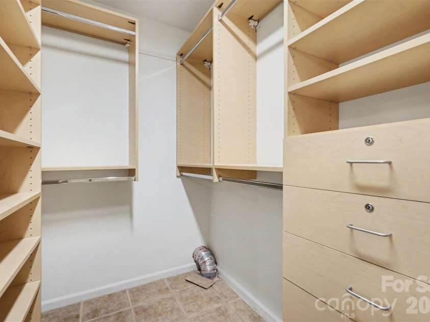 6123 Glen Manor Drive, Charlotte, NC 28269.  MLS# CAR4368143, YatesRealty ID 15452. 