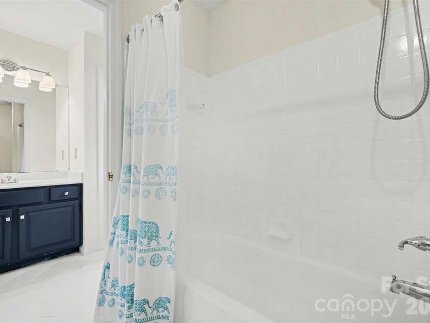 6123 Glen Manor Drive, Charlotte, NC 28269.  MLS# CAR4368143, YatesRealty ID 15452. 