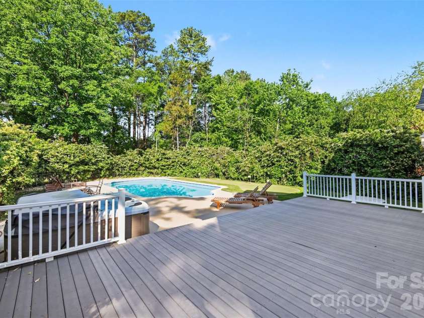 6123 Glen Manor Drive, Charlotte, NC 28269.  MLS# CAR4368143, YatesRealty ID 15452. 