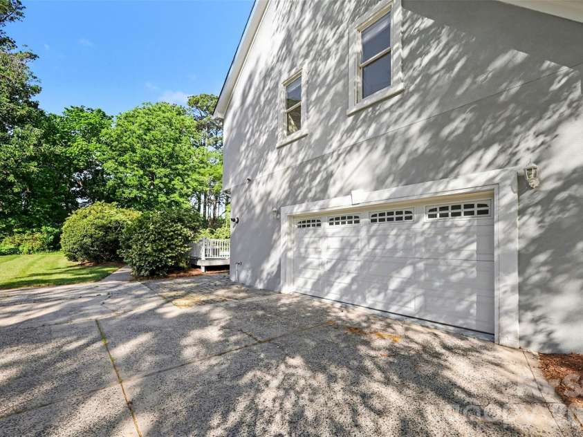 6123 Glen Manor Drive, Charlotte, NC 28269.  MLS# CAR4368143, YatesRealty ID 15452. 