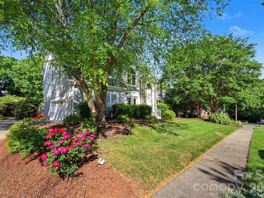 6123 Glen Manor Drive, Charlotte, NC 28269.  MLS# CAR4368143, YatesRealty ID 15452. 