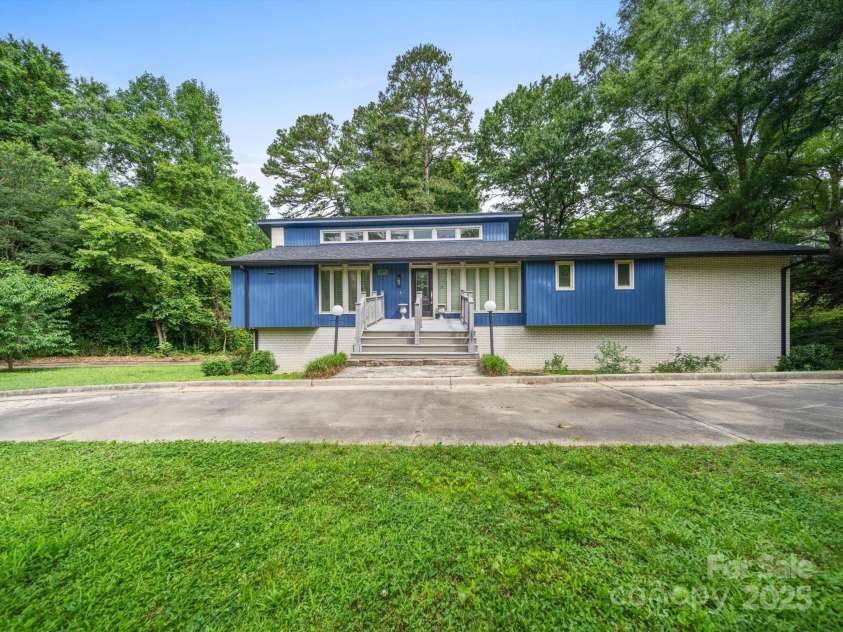 1261 Westbrook Circle, Gastonia, NC 28052.  MLS# CAR4261550, YatesRealty ID 15453. 