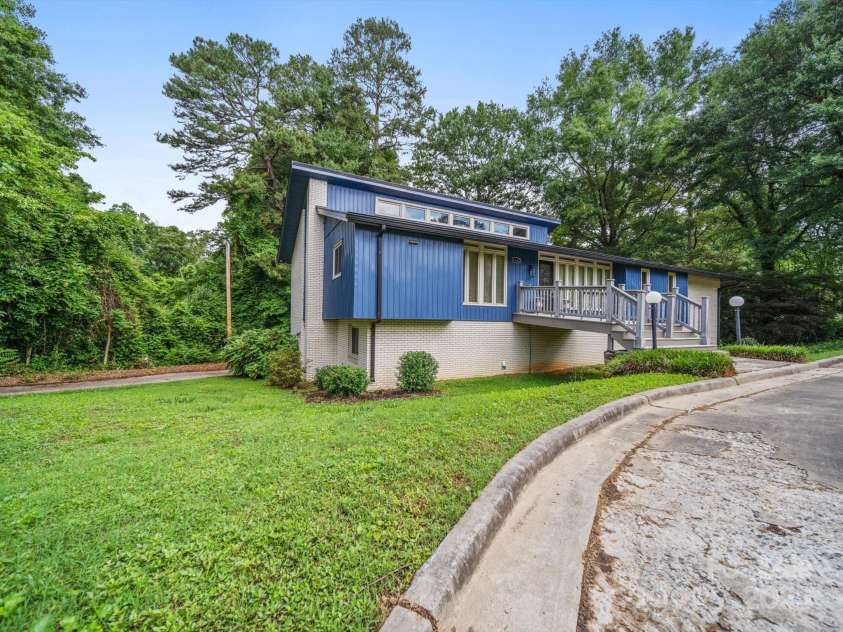 1261 Westbrook Circle, Gastonia, NC 28052.  MLS# CAR4261550, YatesRealty ID 15453. 