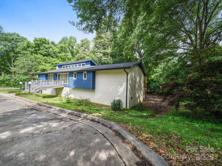 1261 Westbrook Circle, Gastonia, NC 28052.  MLS# CAR4261550, YatesRealty ID 15453. 