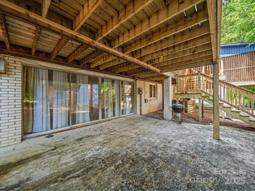 1261 Westbrook Circle, Gastonia, NC 28052.  MLS# CAR4261550, YatesRealty ID 15453. 