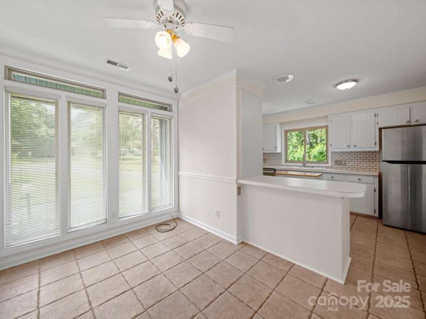 1261 Westbrook Circle, Gastonia, NC 28052.  MLS# CAR4261550, YatesRealty ID 15453. Breakfast Room