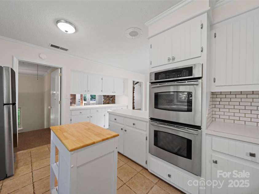 1261 Westbrook Circle, Gastonia, NC 28052.  MLS# CAR4261550, YatesRealty ID 15453. Kitchen