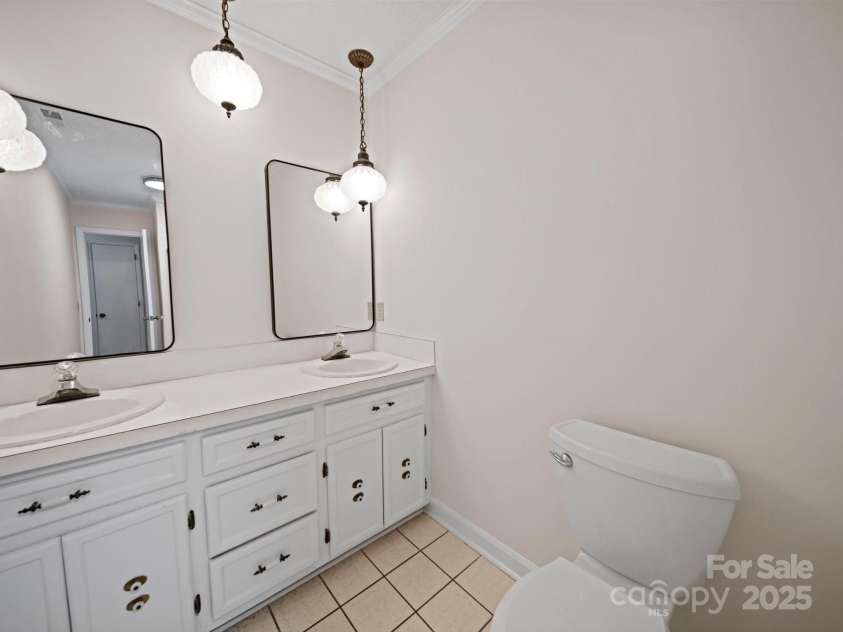 1261 Westbrook Circle, Gastonia, NC 28052.  MLS# CAR4261550, YatesRealty ID 15453. Upstairs Hall Bath