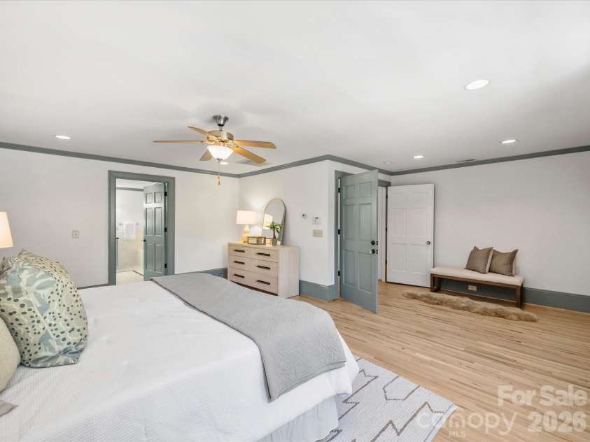 242 Hillside Avenue, Charlotte, NC 28209.  MLS# CAR4371887, YatesRealty ID 15455. 