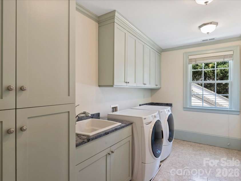 242 Hillside Avenue, Charlotte, NC 28209.  MLS# CAR4371887, YatesRealty ID 15455. Large upstairs laundry room