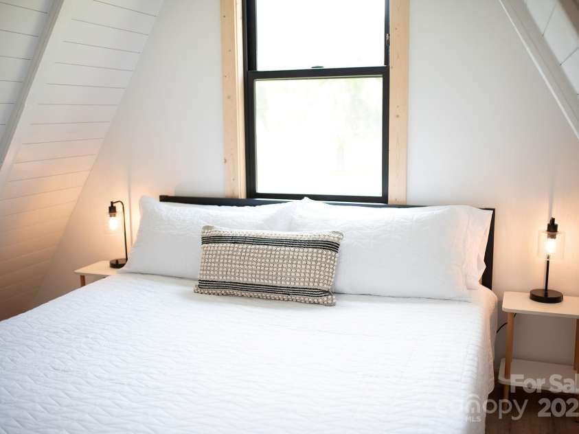 11 A Frame Alley, Black Mountain, NC 28711.  MLS# CAR4239162, YatesRealty ID 15456. Comfy Beds