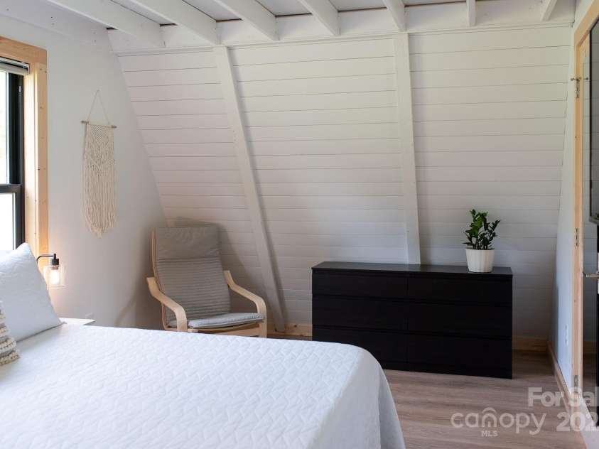 11 A Frame Alley, Black Mountain, NC 28711.  MLS# CAR4239162, YatesRealty ID 15456. Nice Bedroom w/ King-Sized Bed