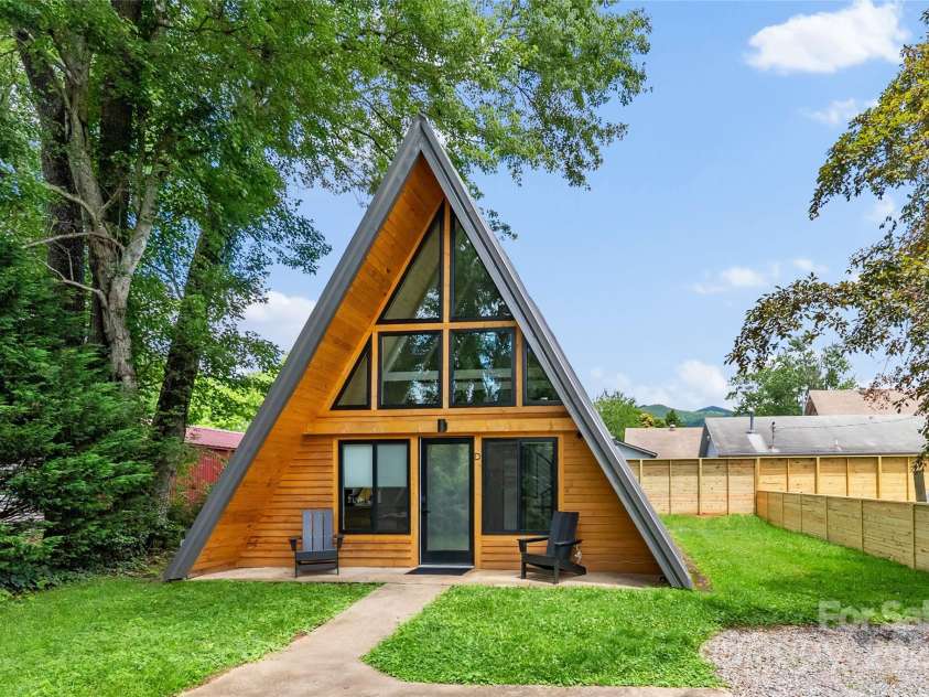 11 A Frame Alley, Black Mountain, NC 28711.  MLS# CAR4239162, YatesRealty ID 15456. Privacy Fencing