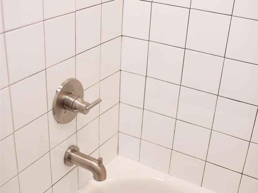 11 A Frame Alley, Black Mountain, NC 28711.  MLS# CAR4239162, YatesRealty ID 15456. Shower/Tub Combo