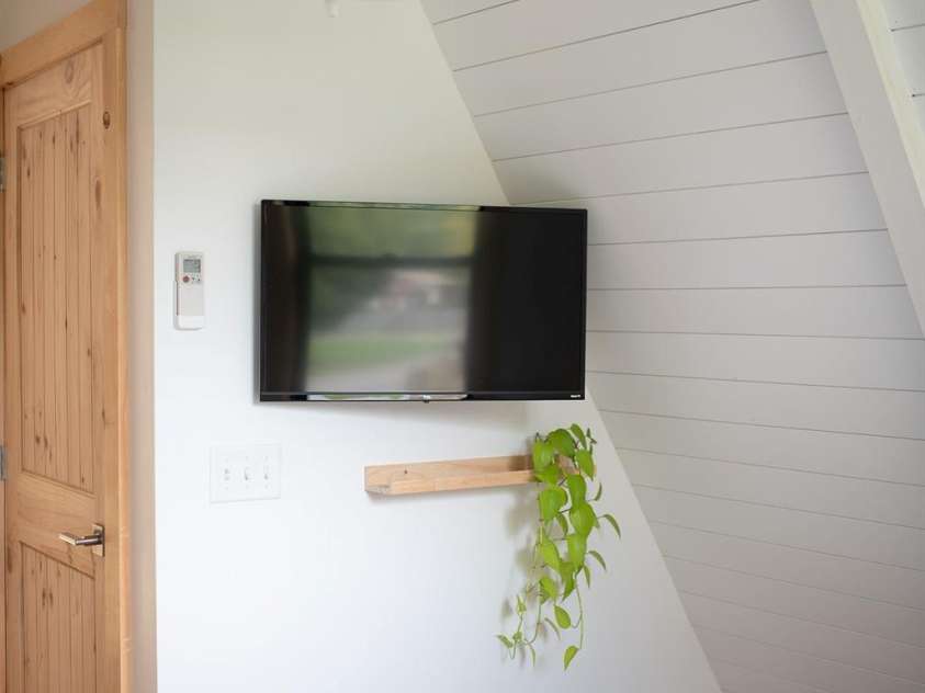 11 A Frame Alley, Black Mountain, NC 28711.  MLS# CAR4239162, YatesRealty ID 15456. Smart TV included