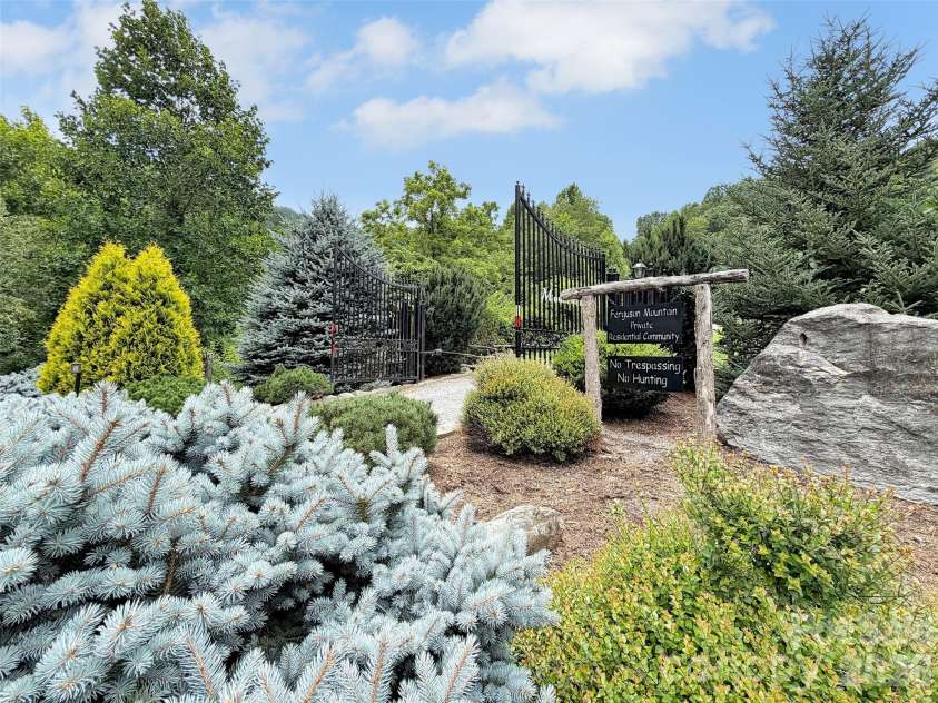 1231 Grandeur Heights, Clyde, NC 28721.  MLS# CAR4402696, YatesRealty ID 15456. 
