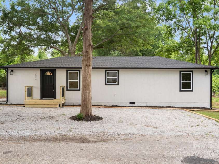 1574 Mangum Drive, Lancaster, SC 29720.  MLS# CAR4258458, YatesRealty ID 15457. Welcome Home!