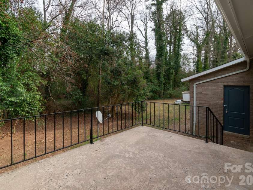 533 Blendwood Drive, Charlotte, NC 28215.  MLS# CAR4335426, YatesRealty ID 15459. 