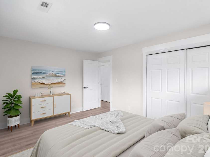 533 Blendwood Drive, Charlotte, NC 28215.  MLS# CAR4335426, YatesRealty ID 15459. Bedroom #1