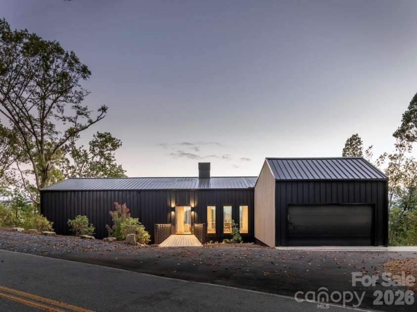 631 Elk Mountain Scenic Highway, Asheville, NC 28804.  MLS# CAR4364466, YatesRealty ID 15460. © David Sundberg/Esto