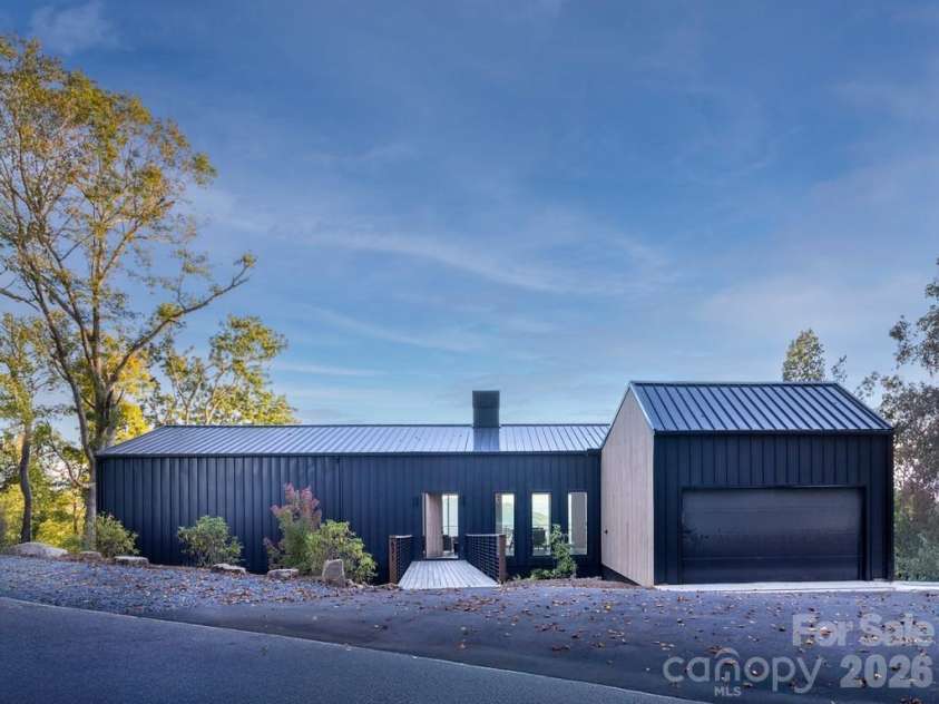 631 Elk Mountain Scenic Highway, Asheville, NC 28804.  MLS# CAR4364466, YatesRealty ID 15460. © David Sundberg/Esto