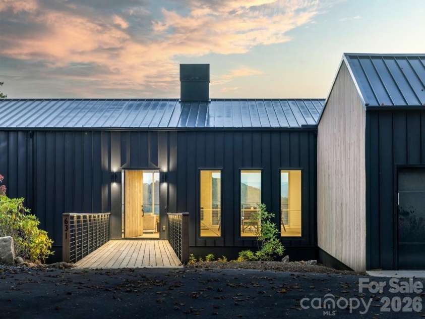 631 Elk Mountain Scenic Highway, Asheville, NC 28804.  MLS# CAR4364466, YatesRealty ID 15460. © David Sundberg/Esto
