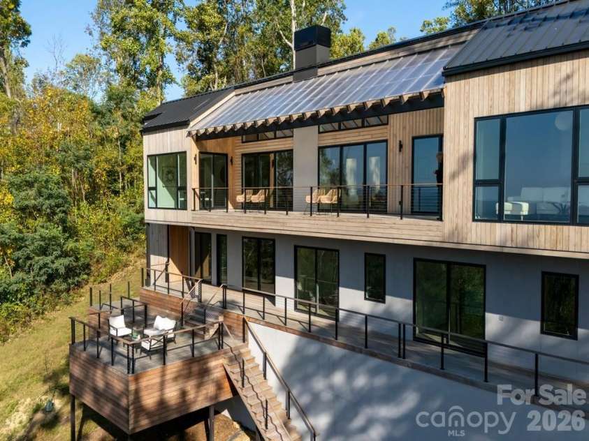 631 Elk Mountain Scenic Highway, Asheville, NC 28804.  MLS# CAR4364466, YatesRealty ID 15460. © David Sundberg/Esto